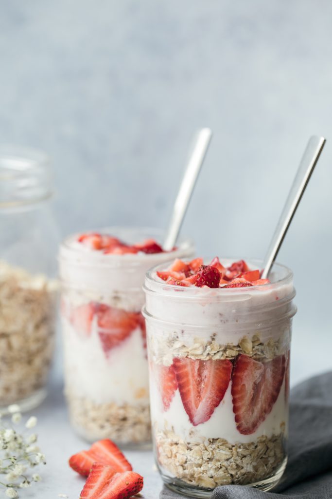 yoghurt with oats and berries for mental health