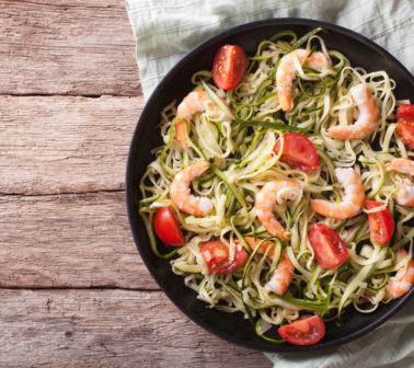 zucchini pasta with prawns and tomato
